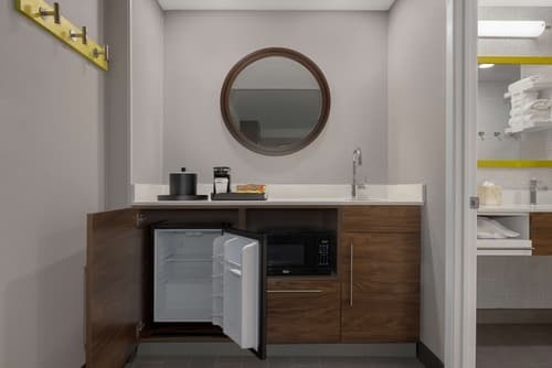 Hampton Inn & Suites by Hilton Toronto Downtown, Room