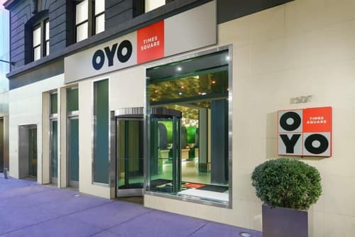 OYO Times Square, Exterior