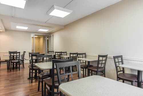 Econo Lodge Inn & Suites Joplin, Breakfast area