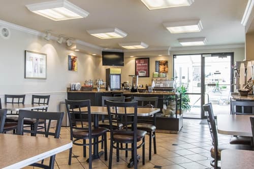 Econo Lodge Inn & Suites Joplin, Breakfast area