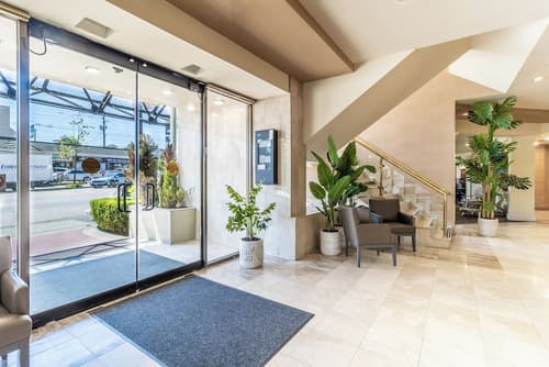 Atrium Hotel Vancouver, Lobby