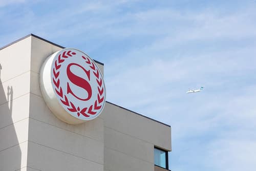 Sheraton Cavalier Calgary Hotel, Exterior