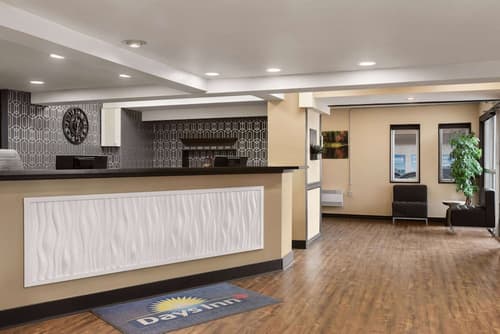 Days Inn & Suites by Wyndham Sault Ste. Marie ON, Lobby