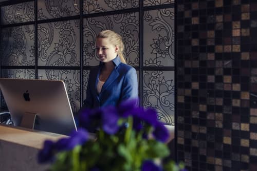 Carlton Square Hotel, Reception