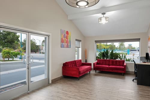 Solara Inn and Suites, Lobby sitting area