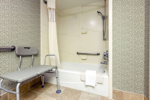 Baymont by Wyndham Amarillo East, Bathroom