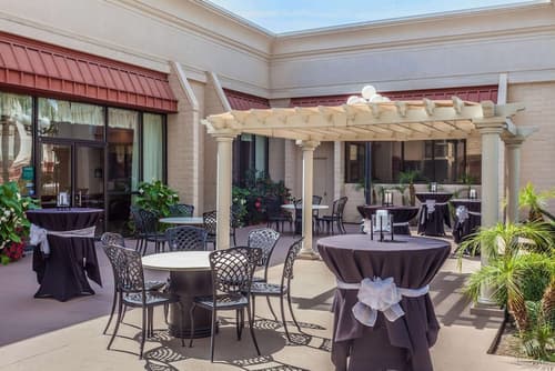 Wyndham Visalia, Courtyard