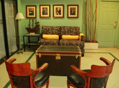 Mayflower Suites, Lobby sitting area