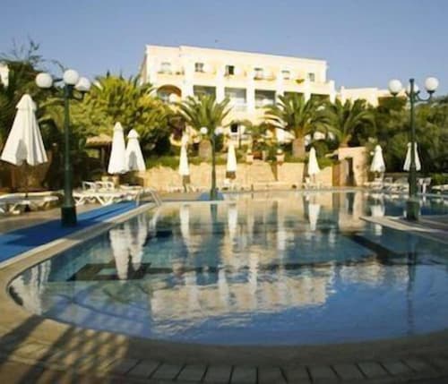 Crithoni's Paradise Hotel, Primary image