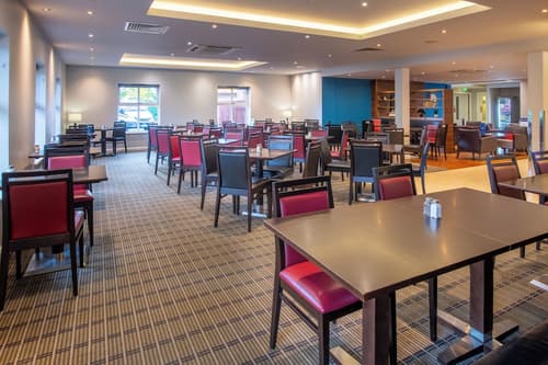 Holiday Inn Express Birmingham - Oldbury by IHG, Breakfast area