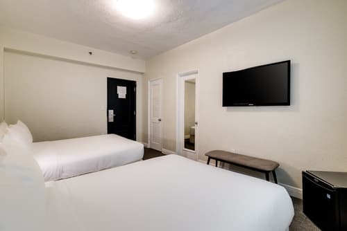 Crest Hotel Suites, Room