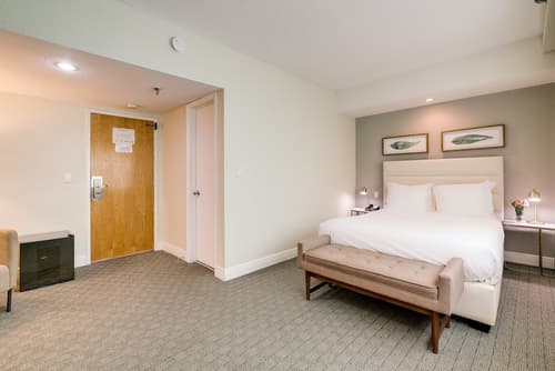 Crest Hotel Suites, Room