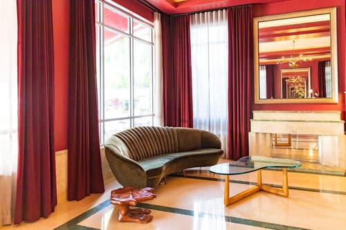 Crest Hotel Suites, Lobby sitting area