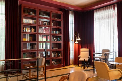 Crest Hotel Suites, Lobby sitting area