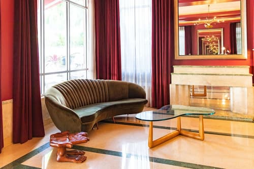 Crest Hotel Suites, Lobby sitting area