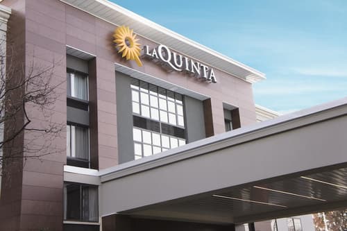 La Quinta Inn & Suites by Wyndham Raleigh Downtown North, Exterior