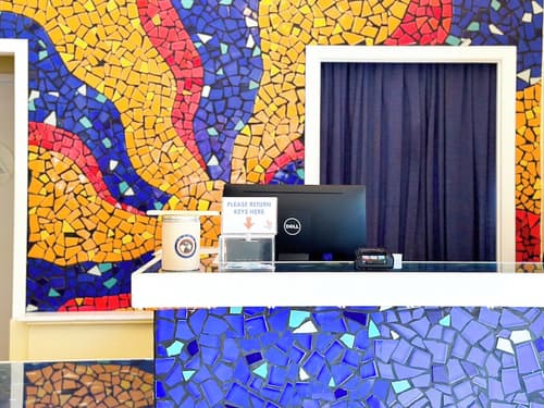 Hotel Del Sol, Reception