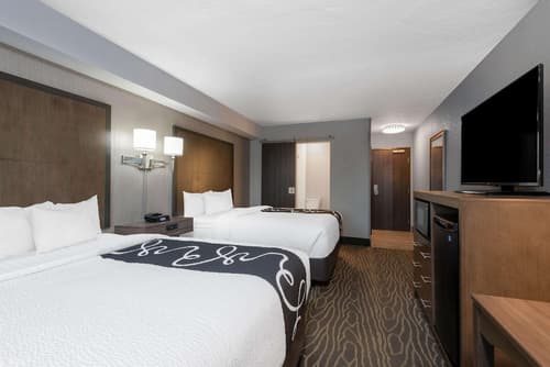 La Quinta Inn & Suites by Wyndham Anchorage Airport, Room