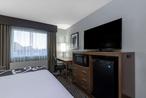 La Quinta Inn & Suites by Wyndham Anchorage Airport, Room