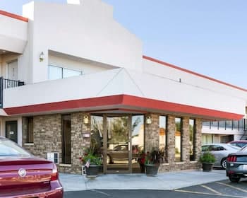 Econo Lodge Wall, Exterior