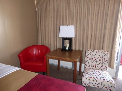 Econo Lodge Wall, Living area