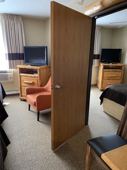 Antler Lodge - Gardiner MT, Room