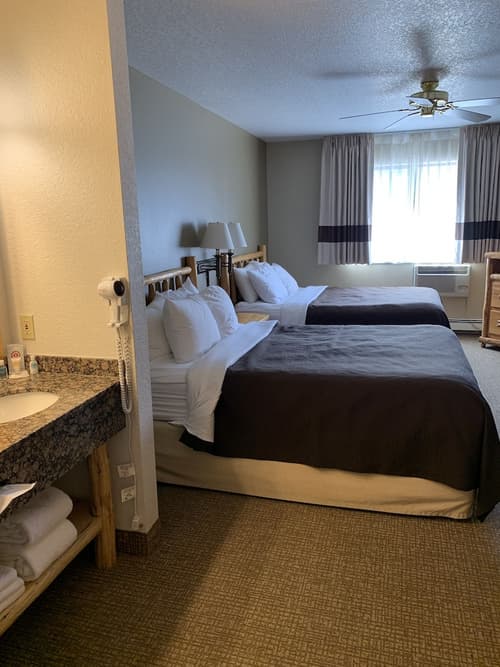 Antler Lodge - Gardiner MT, Room