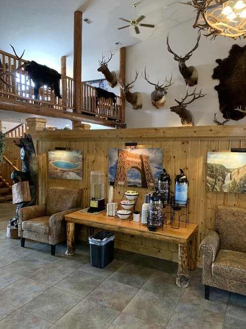 Antler Lodge - Gardiner MT, Lobby sitting area