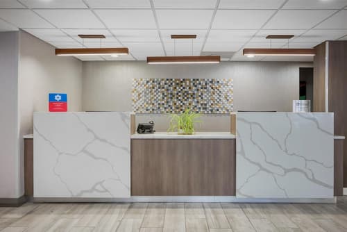 SureStay Plus Hotel by Best Western Chicago Lombard, Lobby