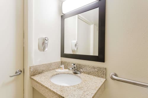 Days Inn by Wyndham Camp Springs/Andrews AFB DC Area, Room