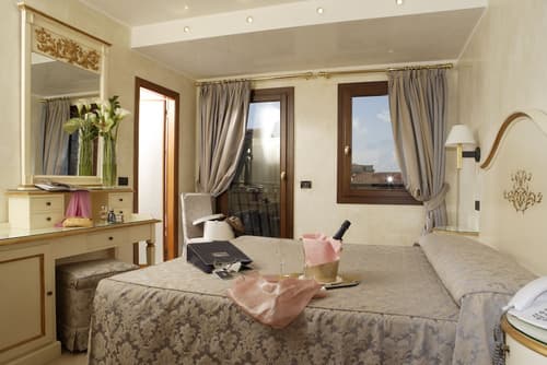 Carlton Capri Hotel, Room