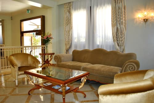 Carlton Capri Hotel, Lobby sitting area