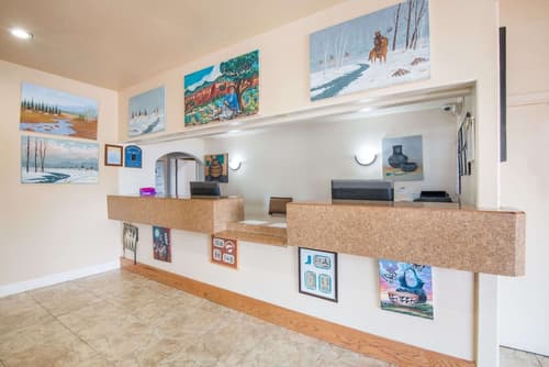 Days Inn by Wyndham Gallup, Lobby