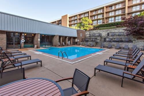 DoubleTree by Hilton Pittsburgh - Green Tree, Pool