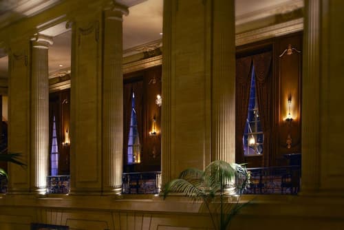 Hilton Chicago, Lobby