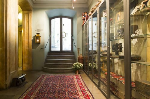 Lady Hamilton Hotel, Interior entrance