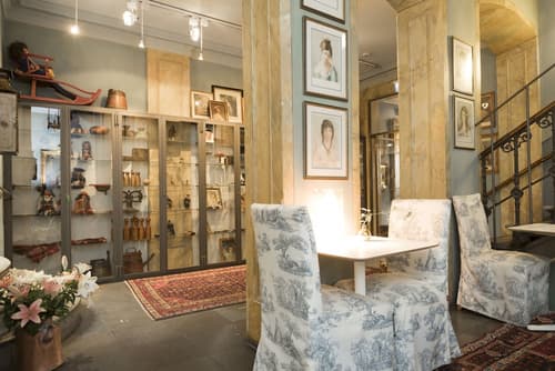 Lady Hamilton Hotel, Lobby sitting area