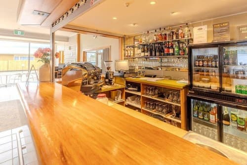 Kingsgate Hotel Te Anau, Bar (on property)