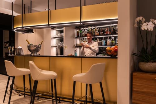 Hôtel l'Amirauté, Bar (on property)