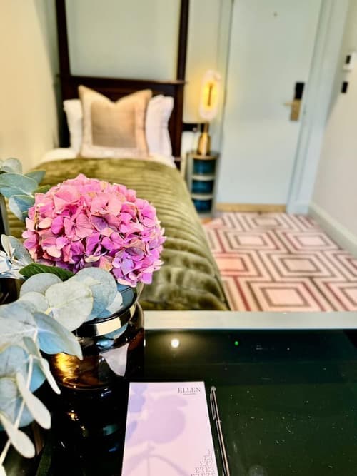 Ellen Kensington, Room