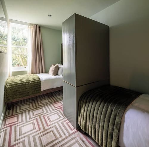 Ellen Kensington, Room