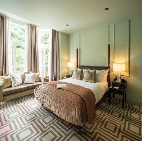 Ellen Kensington, Room