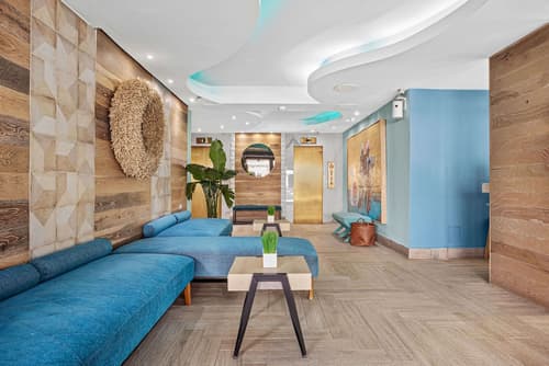 Abitta Condado, Lobby sitting area