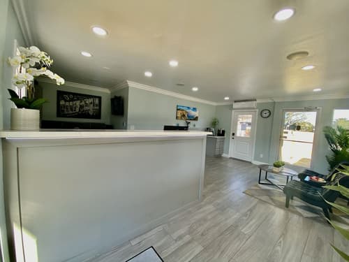 Aura Inn Monterey, Reception