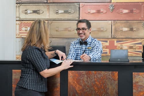 King George Hotel, Concierge desk