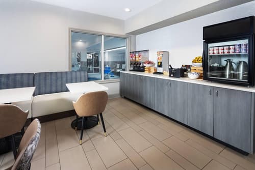 Country Inn & Suites by Radisson Asheville Downtown Tunnel Road, Breakfast area