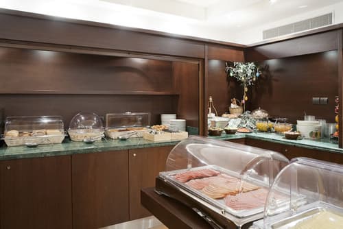 Plaka Hotel, Restaurant