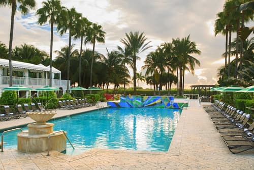 Kimpton Surfcomber Hotel by IHG, Pool