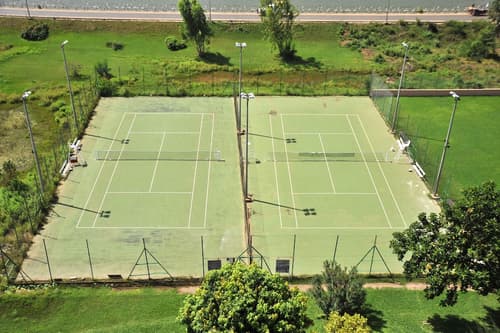 Sopatel Silmande, Tennis court
