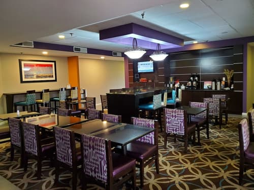 La Quinta Inn & Suites by Wyndham Memphis Airport Graceland, Breakfast area